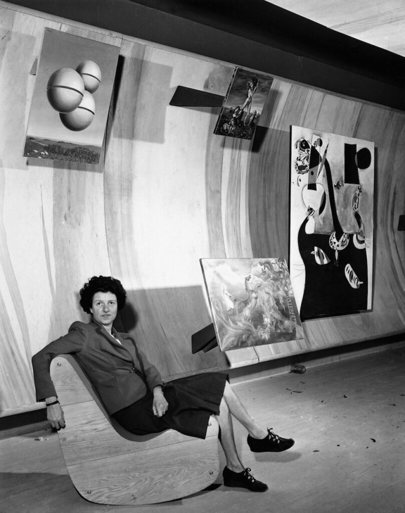 Berenice Abbott [atribuida a] Peggy Guggenheim posa en su galería