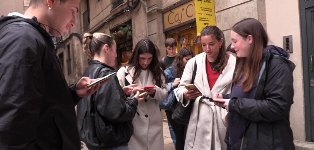 Grupo de jóvenes explorando la judería medieval de Barcelona con el juego Next Routes.
