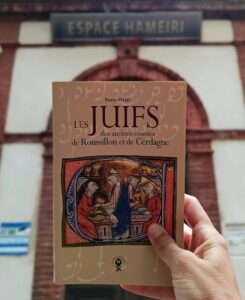 Con el libro en las manos, frente a la sinagoga “Espace Hameiri” de Perpiñán