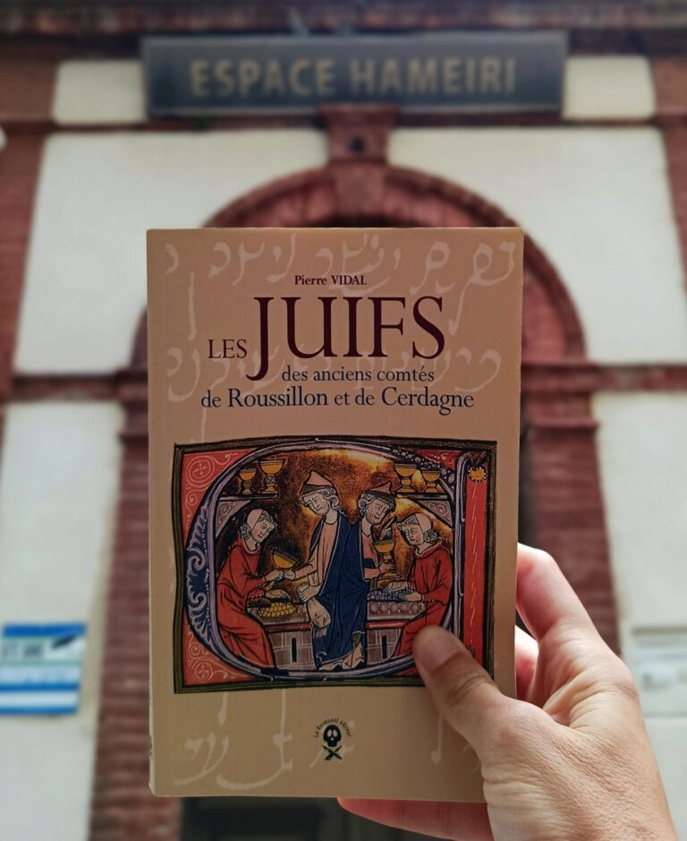 Con el libro en las manos, frente a la sinagoga “Espace Hameiri” de Perpiñán
